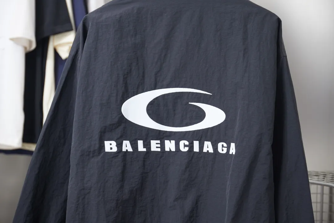 Balenciaga 𝘽𝘼𝙇𝙀𝙉𝘾𝙄𝘼𝙂𝘼 BLCG 26SS 71 front and rear half-circle letter embroidered sports suit Light luxury essential item for daily commuting for men and women Correct version Welcome to compare Detailed features · Customized matt Taslan jacket fabric · The fabric has undergone a waterproof coating process · The interior is made of three-grade polyester bird's eye mesh · OS ultra-loose silhouette design · Side zipper pockets Small stand-up collar design · Internal zipper pocket design · Elastic waistband design at the hem · Customized molded hardware zippers Jacket double puller design · Tajima high-speed embroidery machine with 100,000-needle three-dimensional design · Double side pockets on trousers · Original main mark washed tag brand packaging Color: Black/Milk Apricot Size: 46/48/50/52